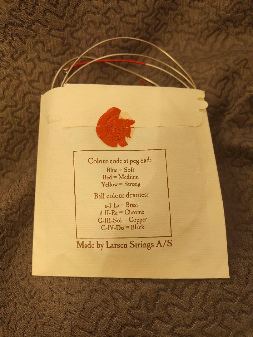 新品 チェロ弦6本+おまけ LARSEN STRINGSラーセンフルセット