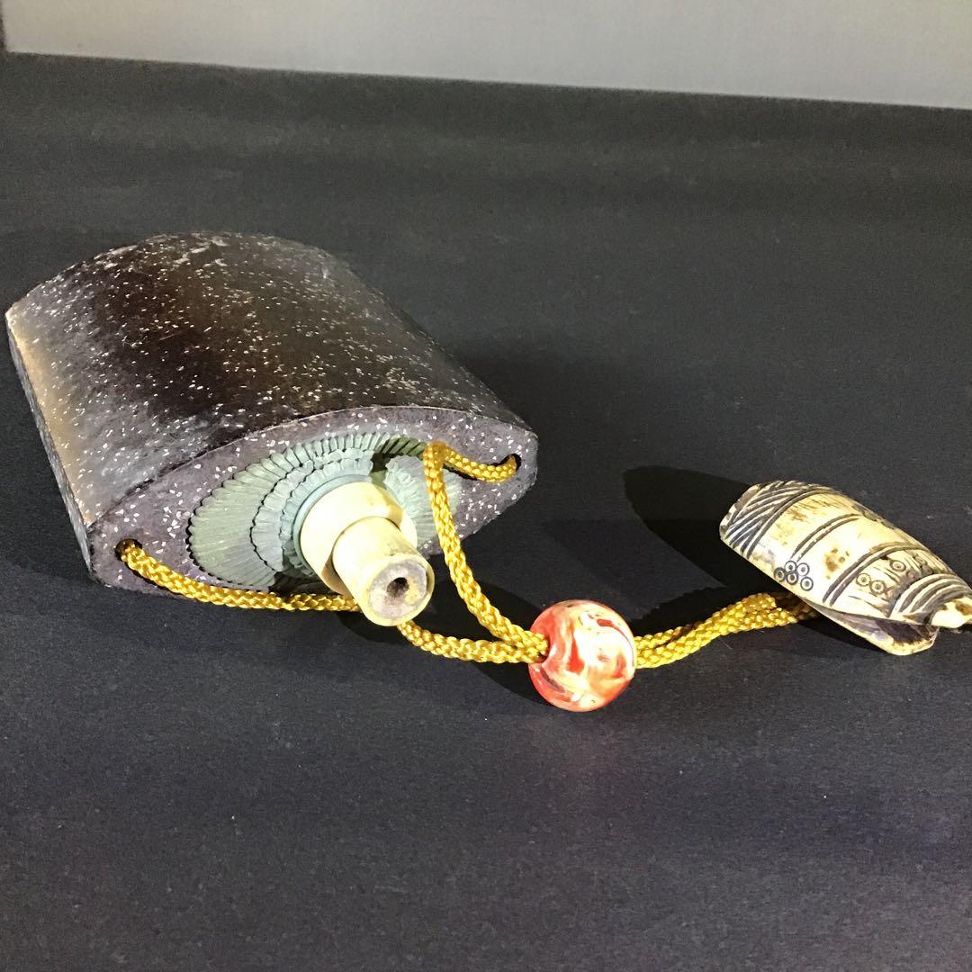 火縄銃　煙硝入　鶴頭玉緒締、半鐘型根付　江戸期　　s4