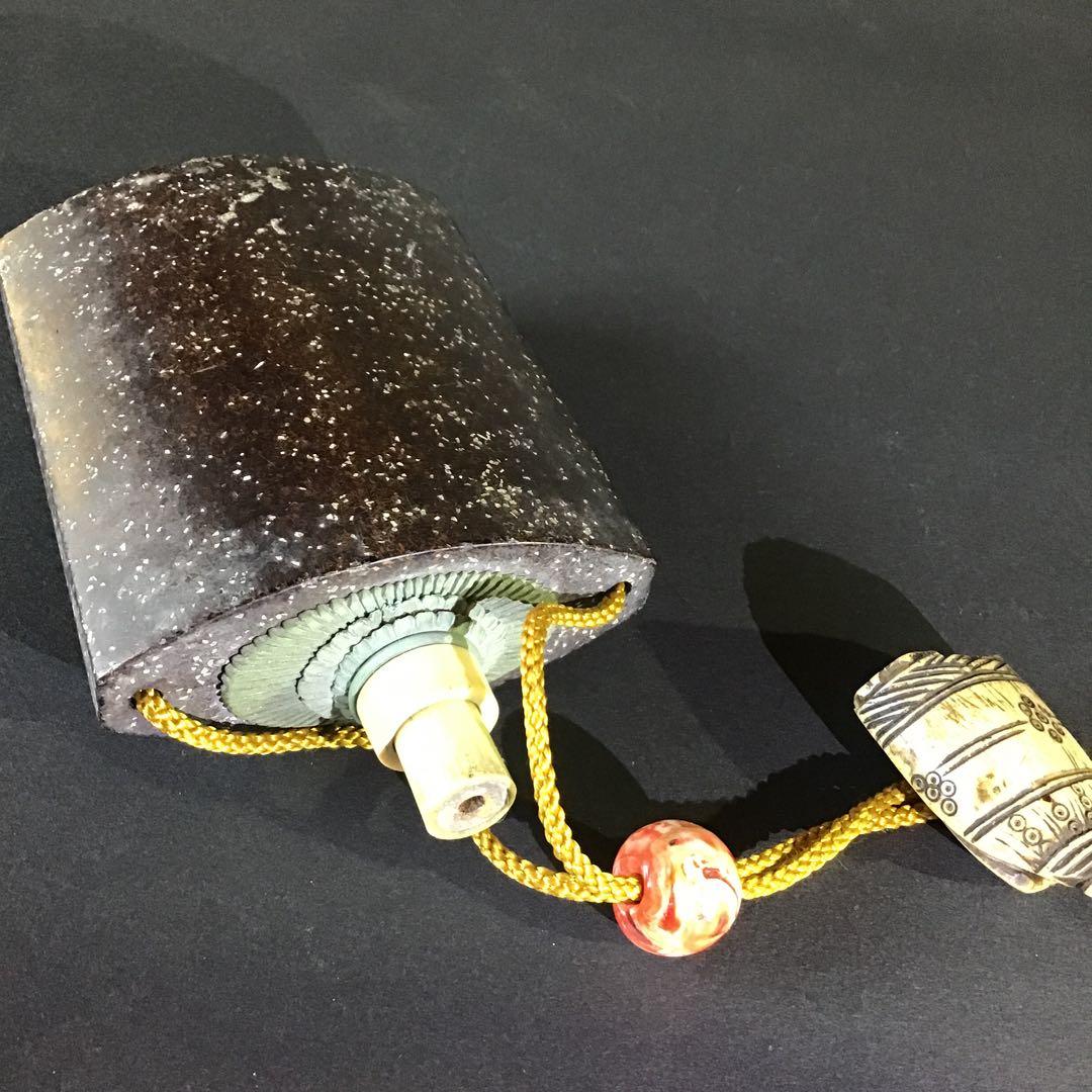 火縄銃　煙硝入　鶴頭玉緒締、半鐘型根付　江戸期　　s4