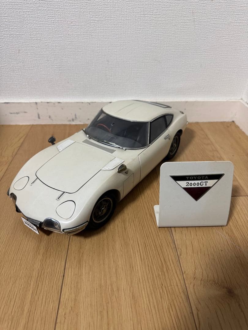 デアゴスティーニ 1/10 トヨタ 2000GT ホワイト エンブレム付き