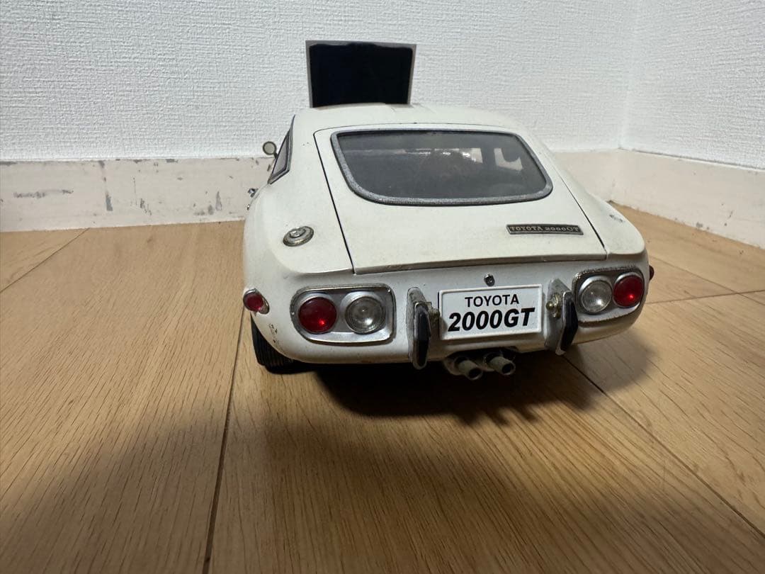 デアゴスティーニ 1/10 トヨタ 2000GT ホワイト エンブレム付き