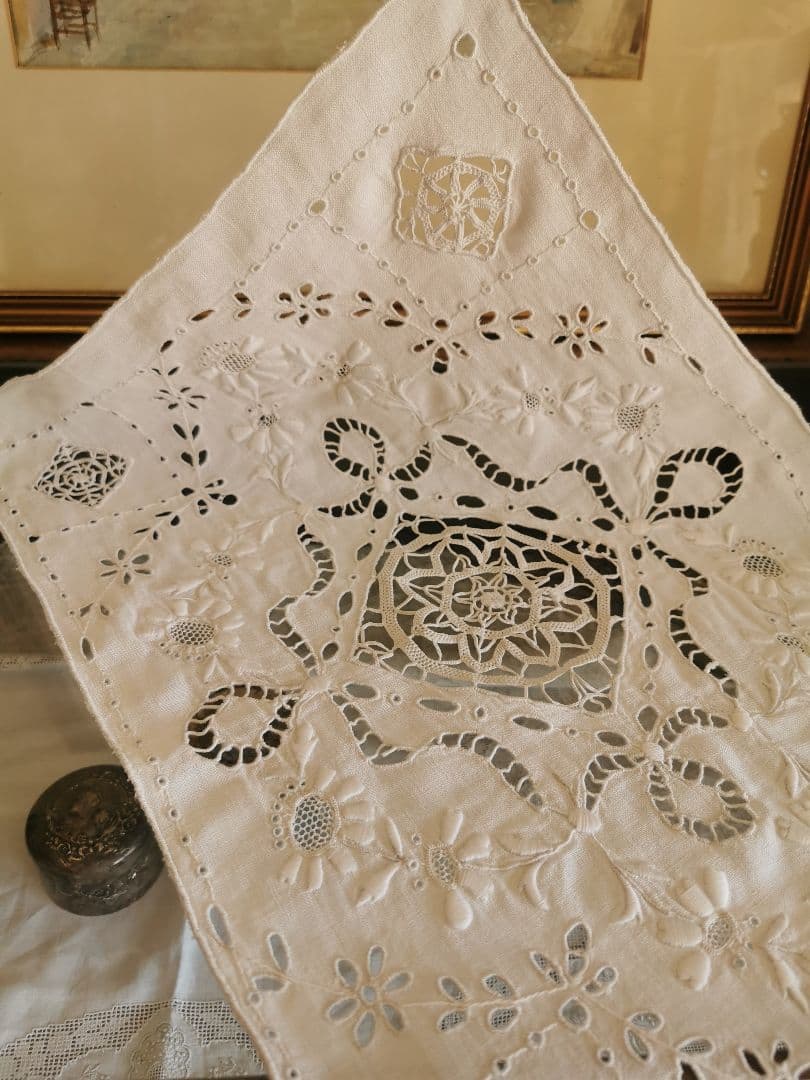 アンティークフランス 嵌込ニードルワーク 矢車菊＆アイレット刺繍 リネンクロス