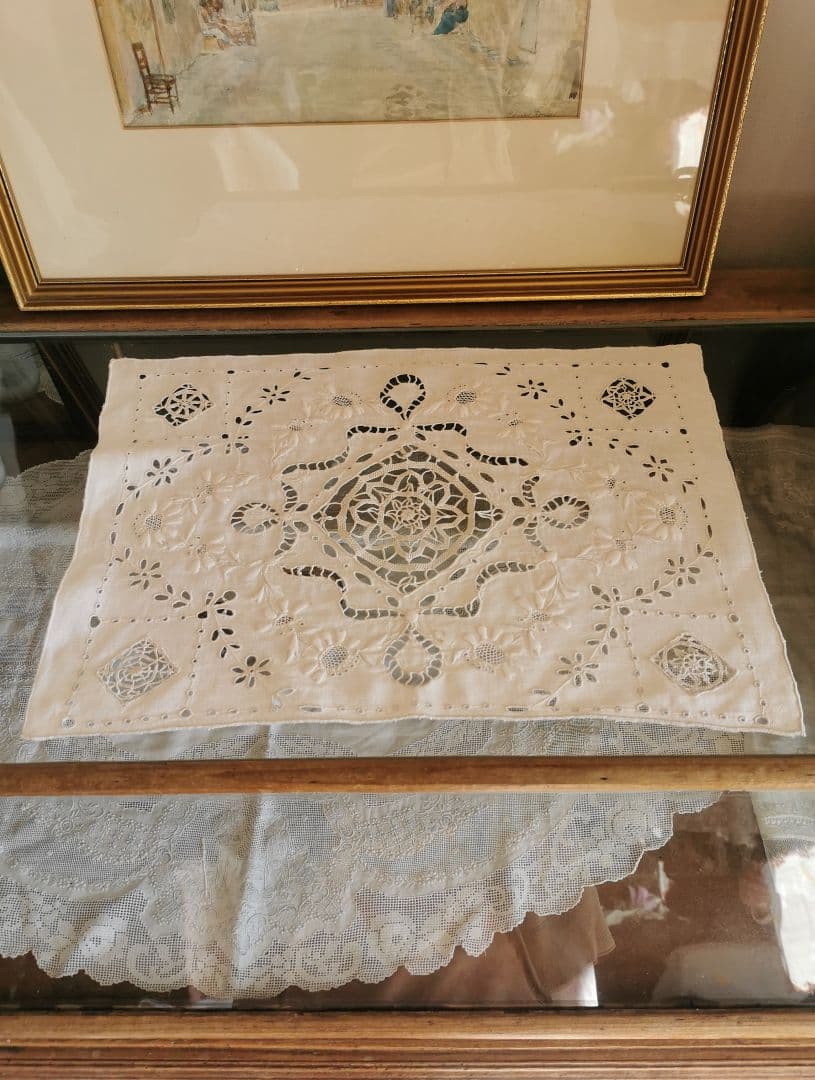 アンティークフランス 嵌込ニードルワーク 矢車菊＆アイレット刺繍 リネンクロス