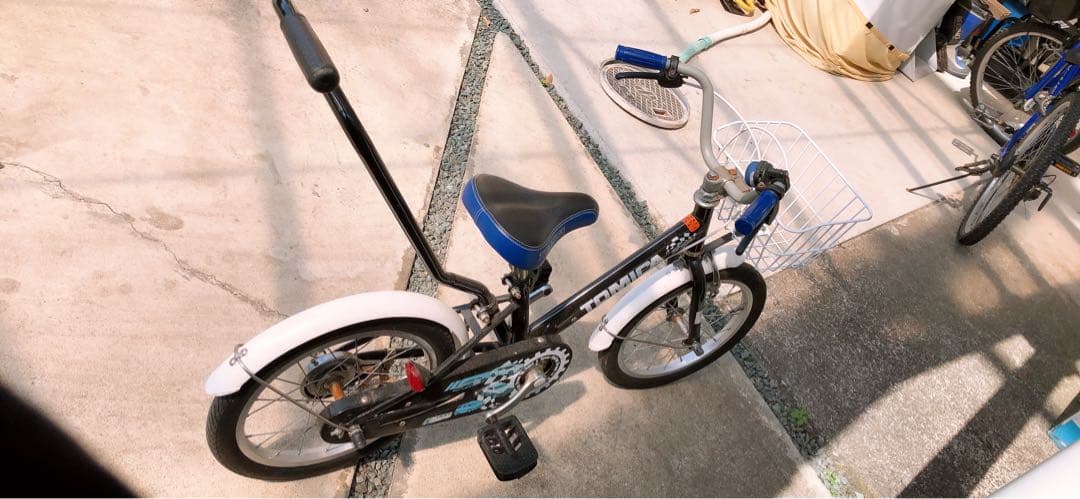 【美品】トイザらス限定品❣️補助輪&ヘルメット付き★トミカ/自転車★黒★16㌅★