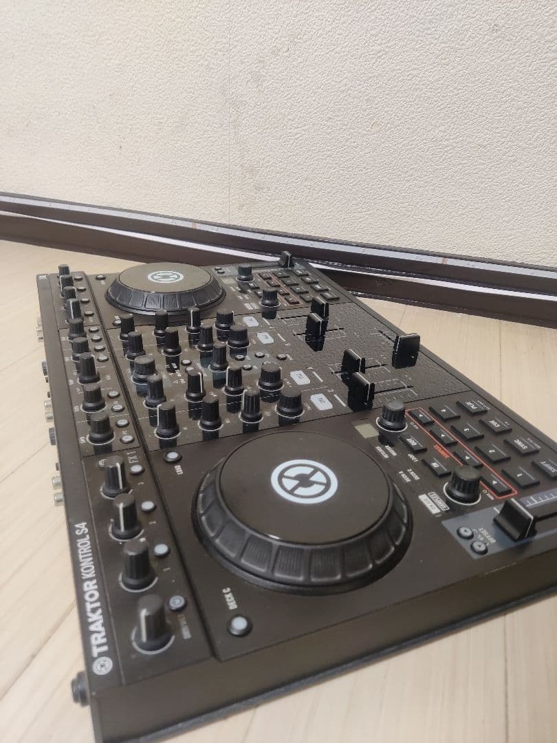 Traktor Kontrol S4 コントローラー