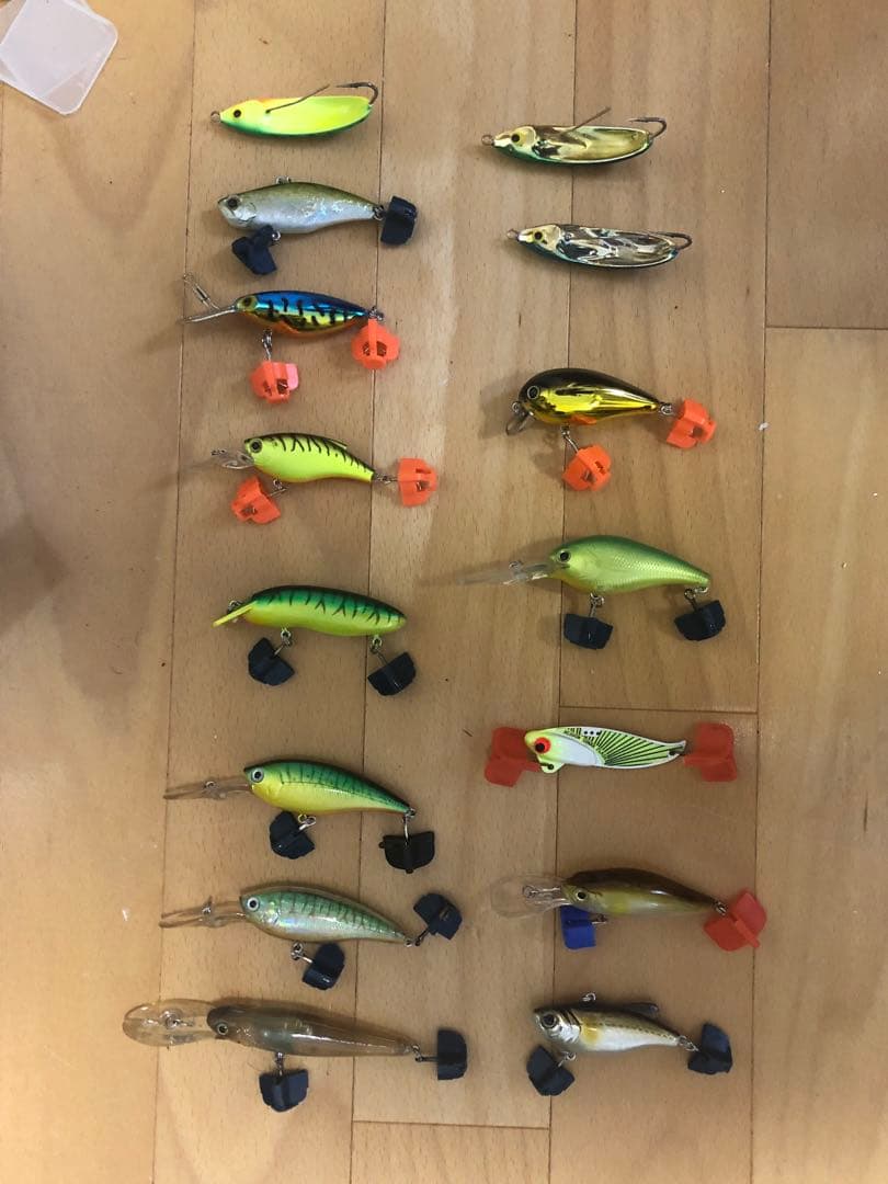 大きいルアーから小さいルアー、様々なカラーがあります！また釣り針もセットです！