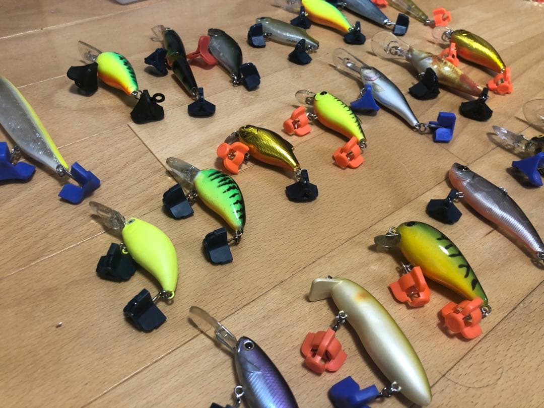 大きいルアーから小さいルアー、様々なカラーがあります！また釣り針もセットです！