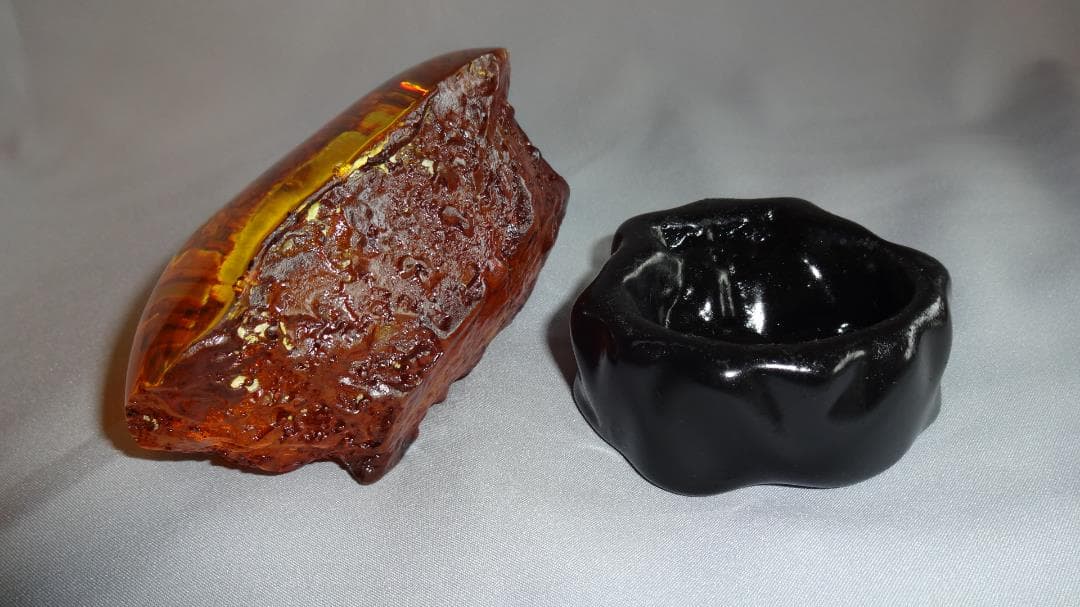 値下げ！！   虫(蜂)入り琥珀 （黒檀製台座付き）