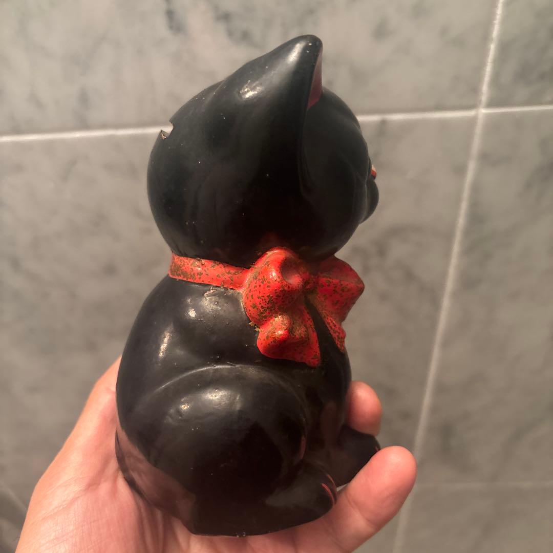 アンティーク大きな瞳や長いヒゲ、まつ毛が美しく、大きなリボンも可愛い招き猫