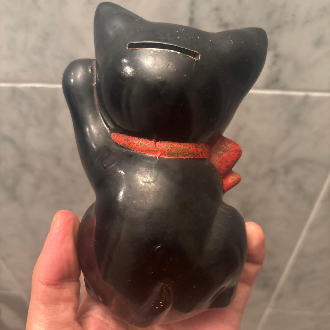 アンティーク大きな瞳や長いヒゲ、まつ毛が美しく、大きなリボンも可愛い招き猫