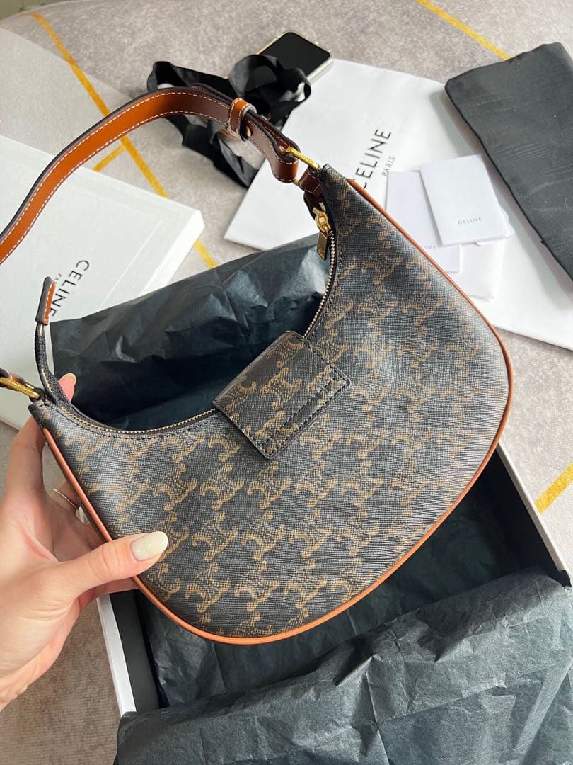 ロゴ入りショルダーバッグ