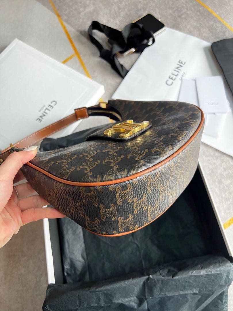 ロゴ入りショルダーバッグ