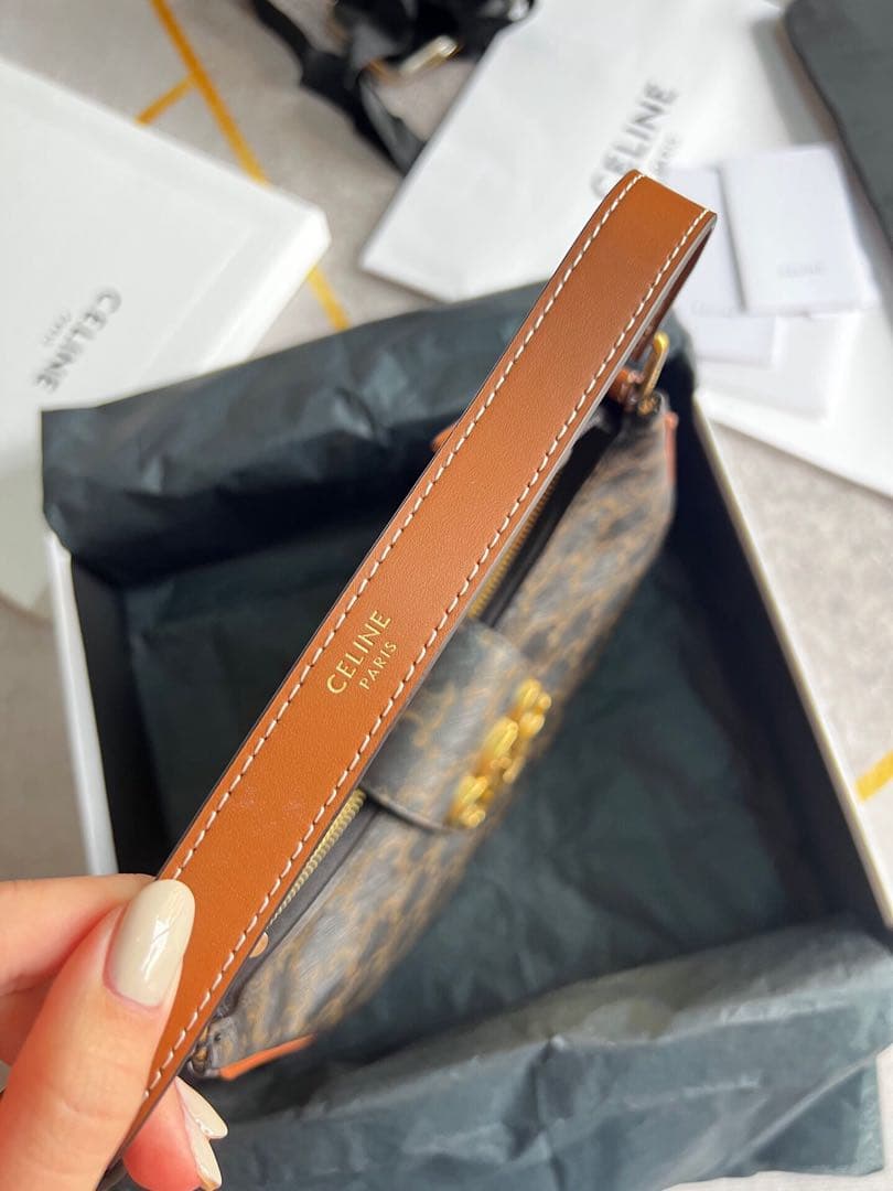 ロゴ入りショルダーバッグ