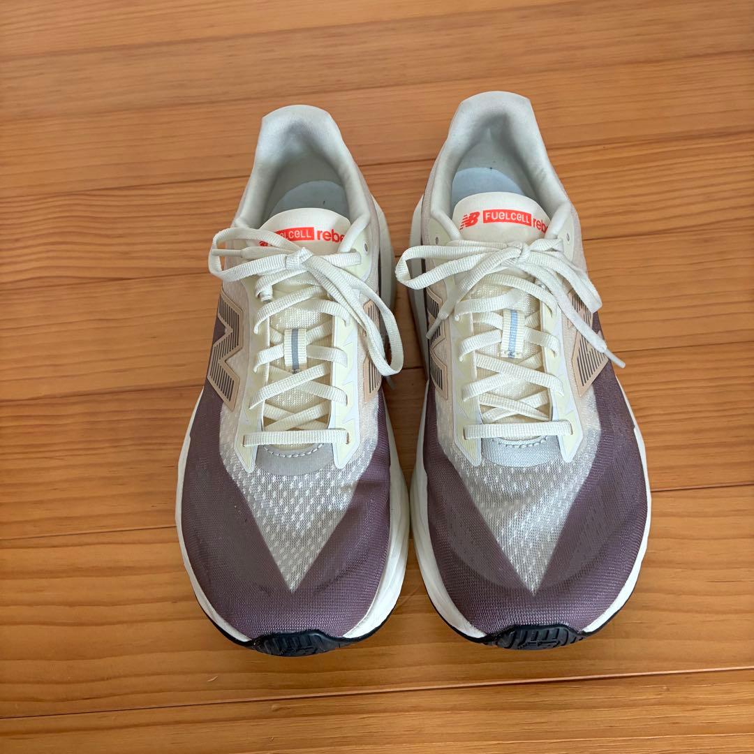 【美品】ニューバランス　フューエルセルレベルV5 28.5cm D