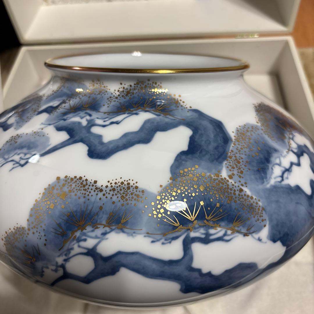 大倉陶園　金彩松文花瓶