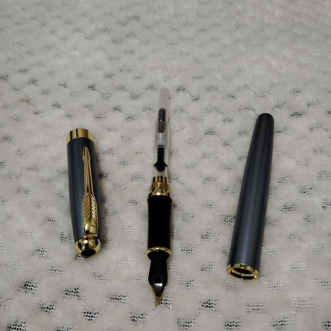 グレーの金属製万年筆