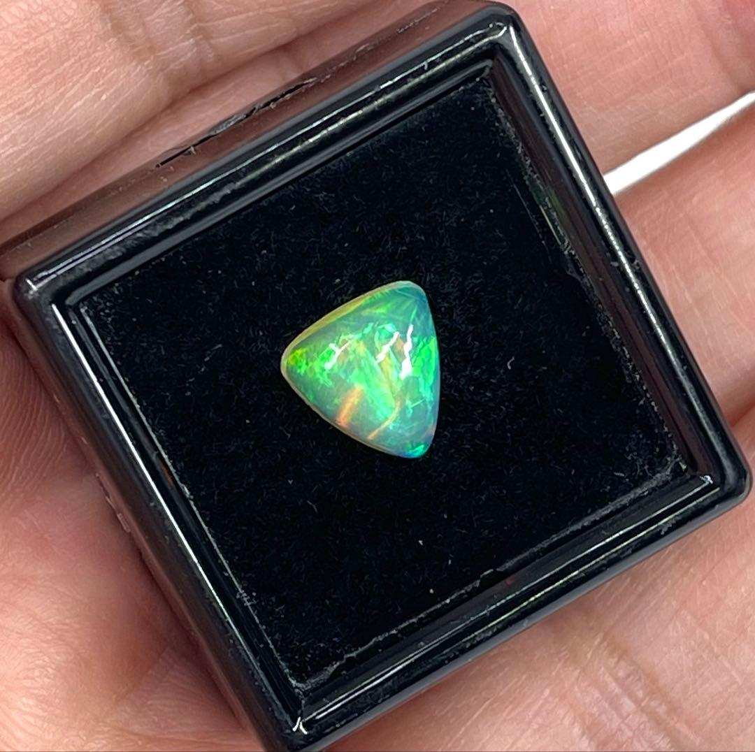 宝石ルース 『魅力的な全面の彩りの斑（ふ）』エチオピア産天然オパール1.360ソ