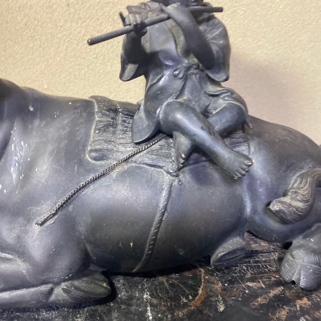 金属製牛と子供の彫刻