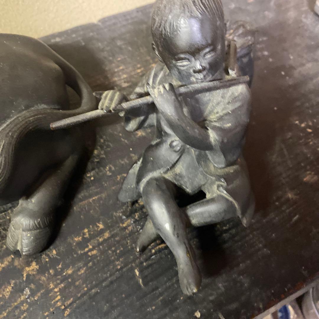 金属製牛と子供の彫刻