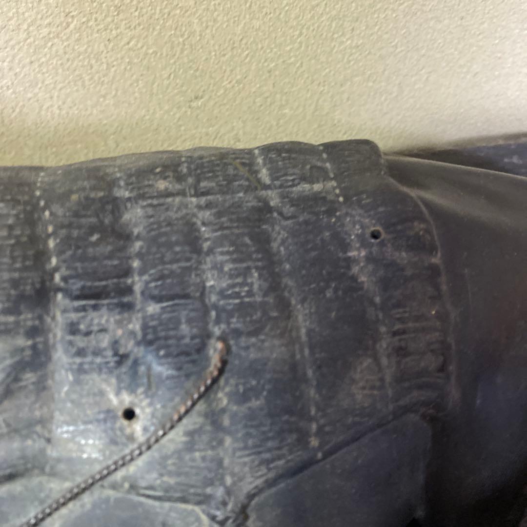 金属製牛と子供の彫刻