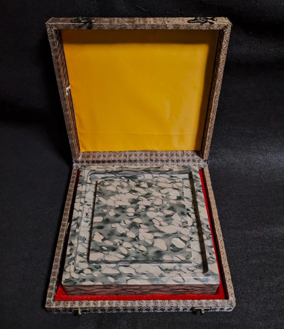 【石渠方硯　豆斑玉石　大型加厚6㎏】◆淡紫と深緑の豆斑美石 ◆珍品◆布化粧箱