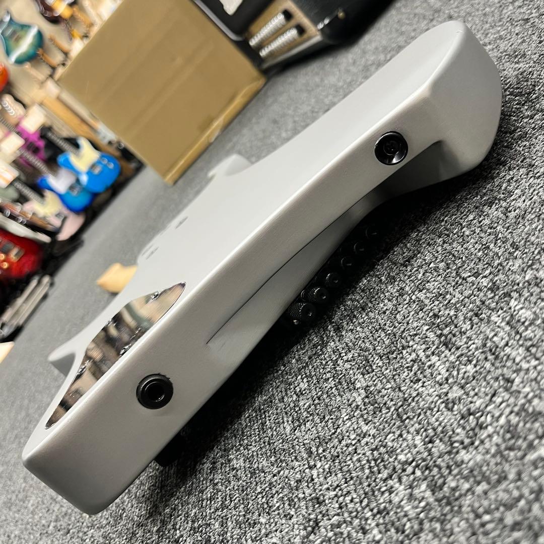 【11130】【新品】 ヘッドレスギター 汎用ケース付き シルバー