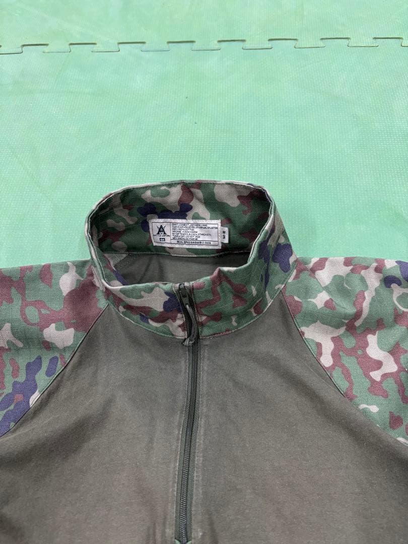 迷彩柄ハイネック戦闘服