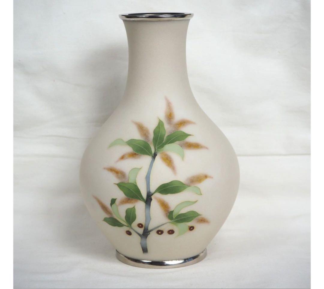 送料無料　最上級田村七宝謹製白地花紋七宝花瓶　銀銘 有線・無線七宝幻想的な文様