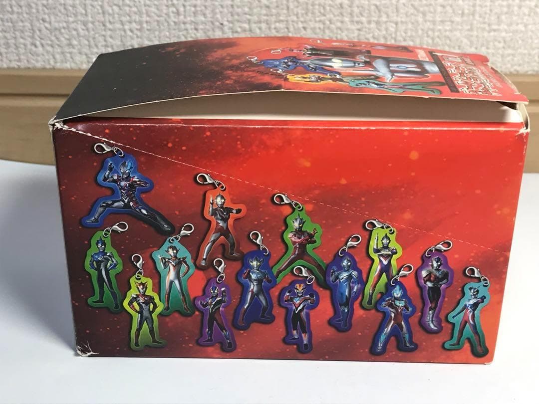 【28個セット】ウルトラマン　オールヒーローズ　チャームコレクション