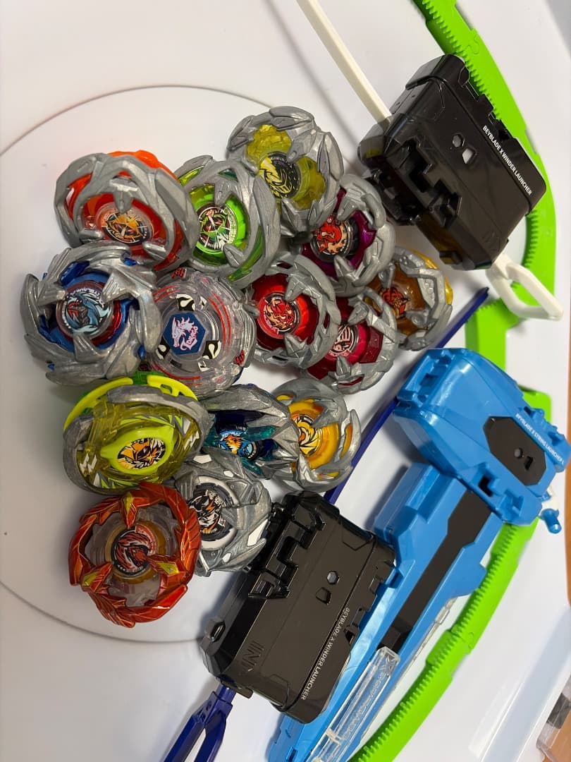 ベイブレードX セット 14個とランチャー3つ、ご希望の方はスタジアムもセット
