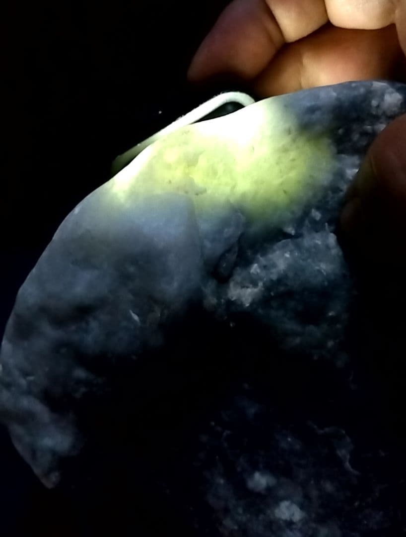 ★翡翠原石★糸魚川硬玉【小滝・川ズレ・ウブ2.7kg】