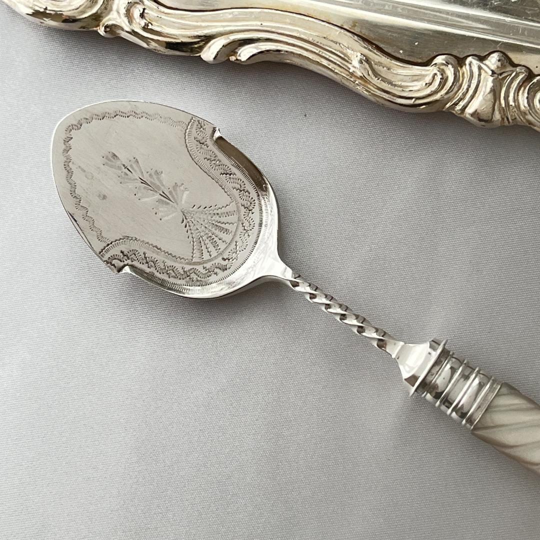 【英国】【白蝶貝】クリームスプーン　マザーオブパール 小型サーバー