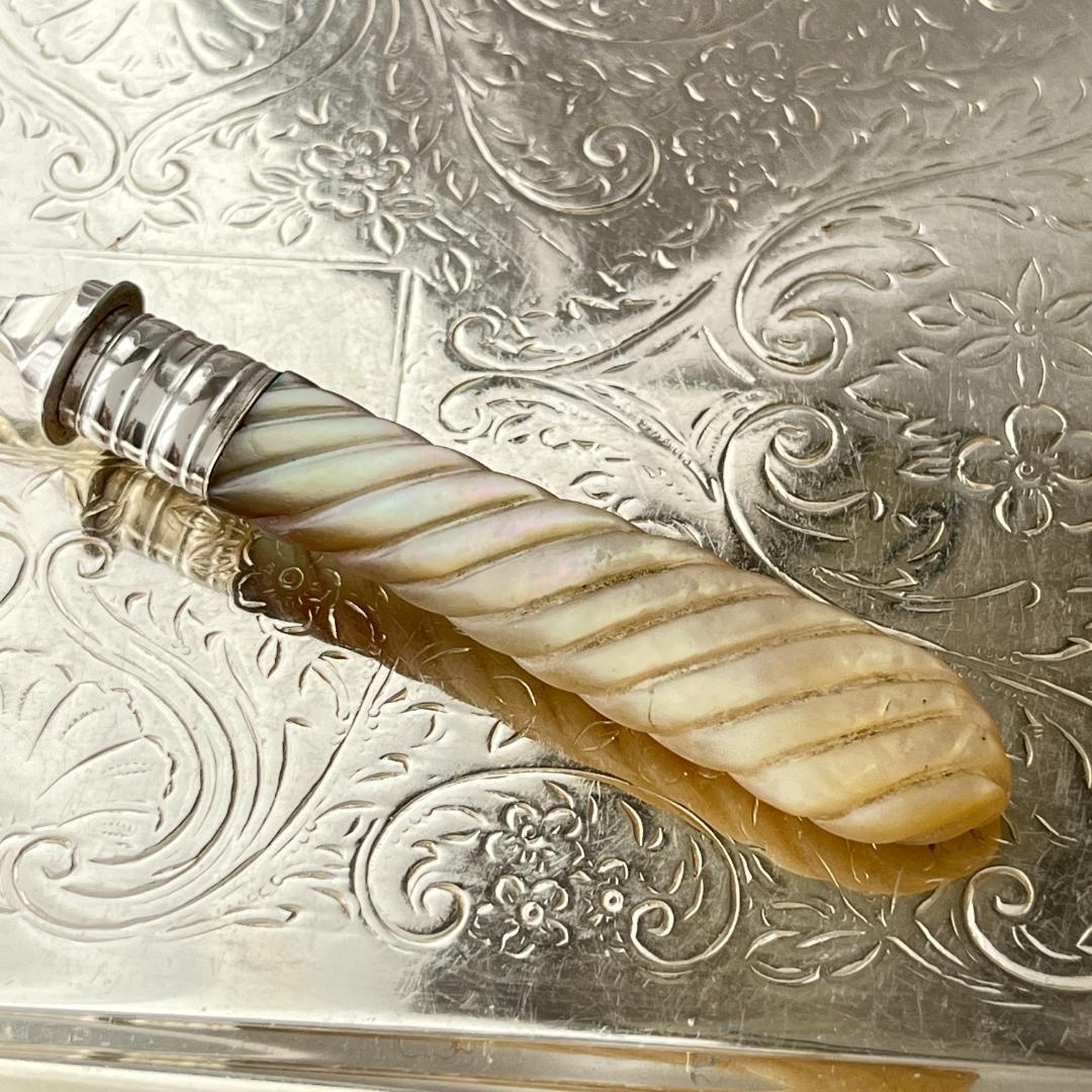 【英国】【白蝶貝】クリームスプーン　マザーオブパール 小型サーバー