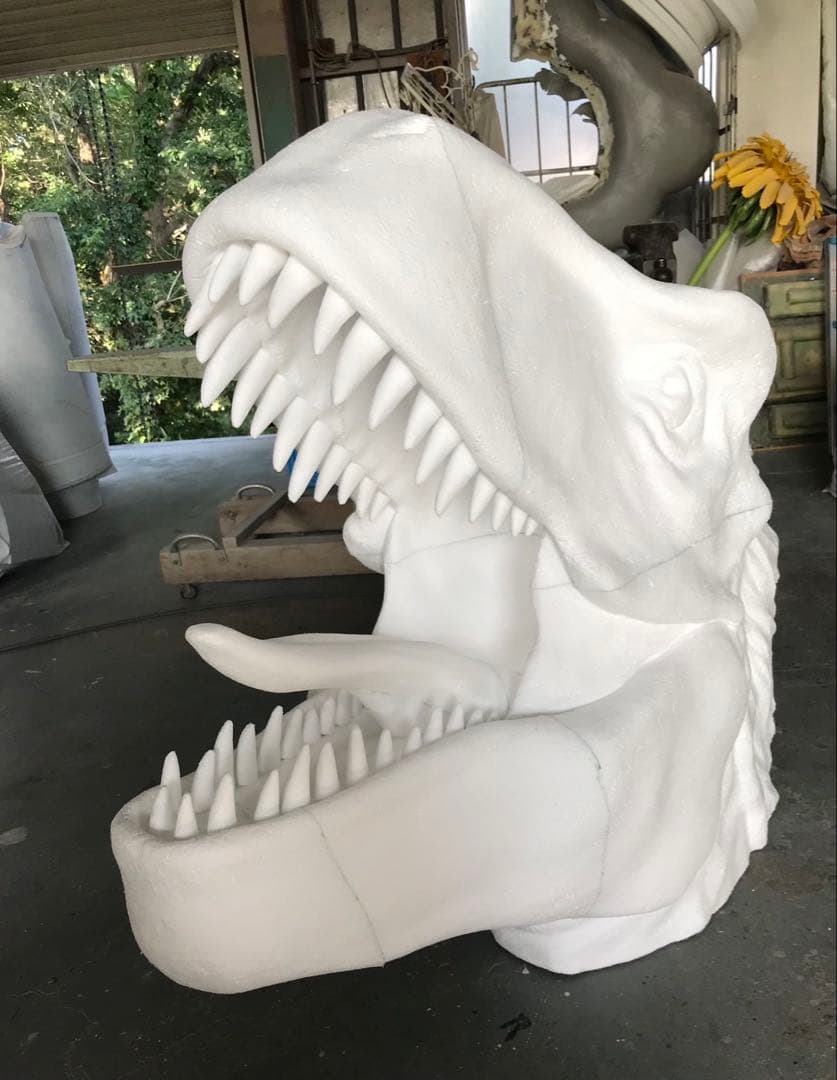 恐竜モニュメント！FRP目が光る、大きめ 赤・羽毛黄色