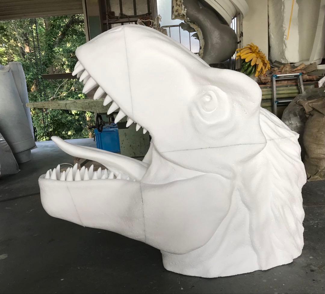 恐竜モニュメント！FRP目が光る、大きめ 赤・羽毛黄色