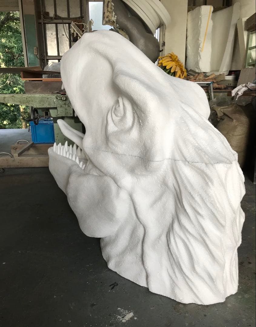 恐竜モニュメント！FRP目が光る、大きめ 赤・羽毛黄色