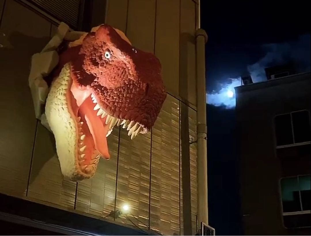 恐竜モニュメント！FRP目が光る、大きめ 赤・羽毛黄色