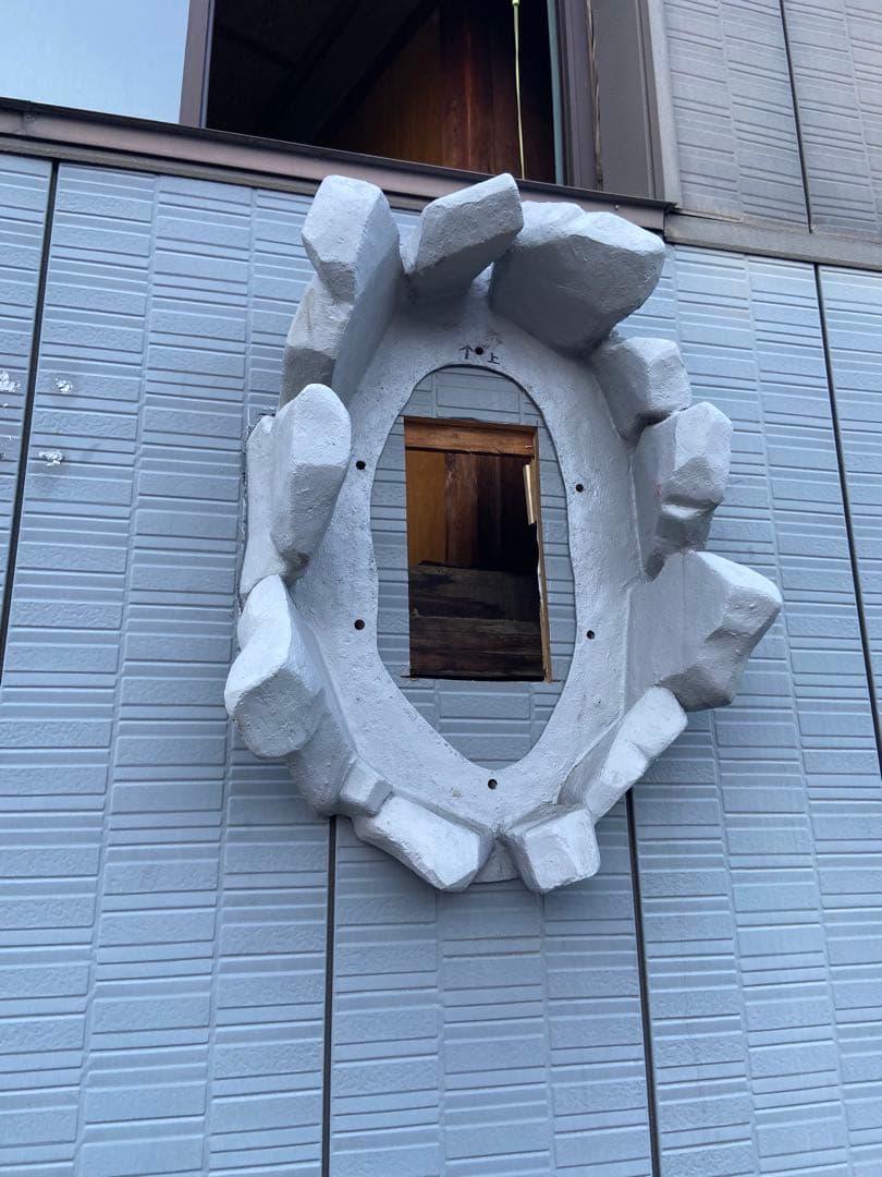 恐竜モニュメント！FRP目が光る、大きめ 赤・羽毛黄色