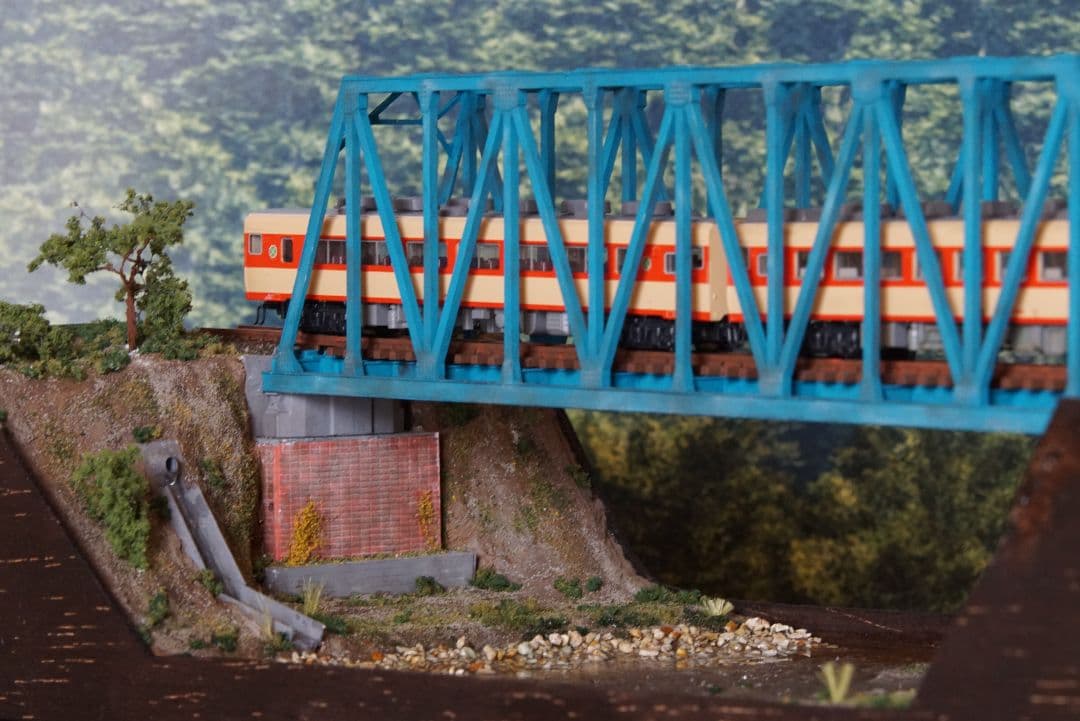 Nゲージ鉄道模型ジオラマ　トラス橋を渡る地方ローカル線