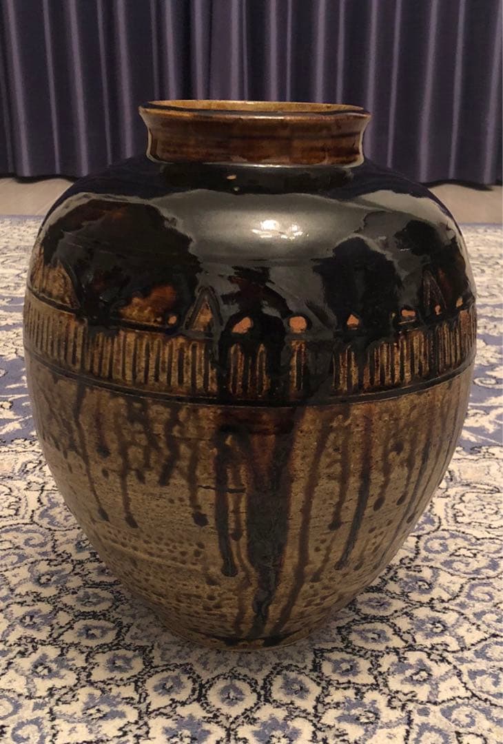 究極の古美術◼️蔵から黒飴のような美しい雰囲気の良い飴色の花瓶、壺が出てきました。