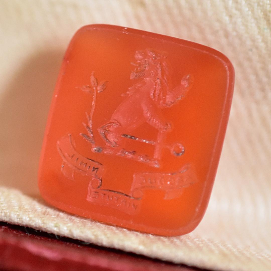 アンティーク カーネリアンのライオンの紋章のインタリオルース 手彫り