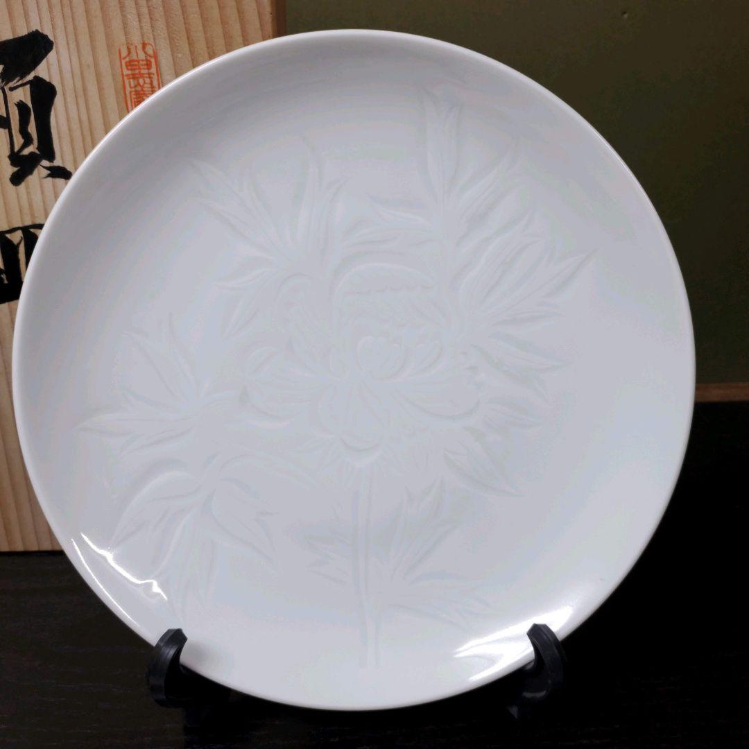 （430)✿有田焼★初代★奥川忠右エ門作★白磁牡丹彫刻皿★破魔オマケ付き