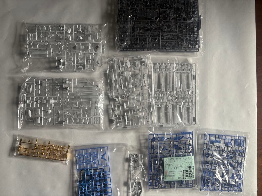 BANDAI Hi-νガンダム (Titanium Finish)