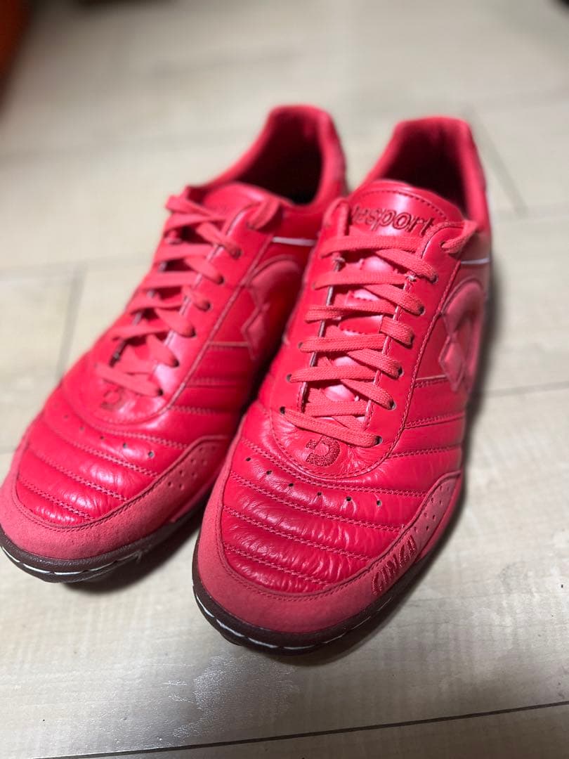 赤 フットサルシューズ ストライプデザイン