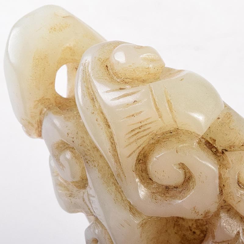 中国　玉石白玉彫刻　霊芝に神獣　根付　紙鎮　置物　C　7806E