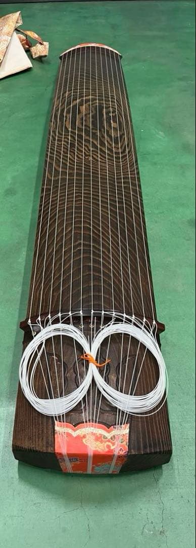 k*i様 綾杉彫 箏 (お琴) 十三絃 和楽器 美品　山有銘（くり甲　蒔絵付き