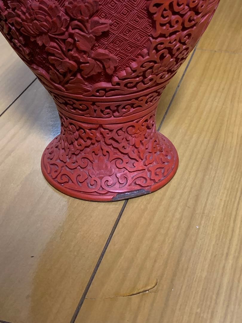 堆朱赤色の彫刻花瓶高さ30cmアンティーク品かけあります