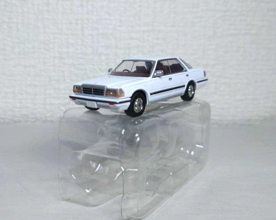 トミカリミテッドヴィンテージネオ　日産グロリアV30ターボブロアム（85年式）
