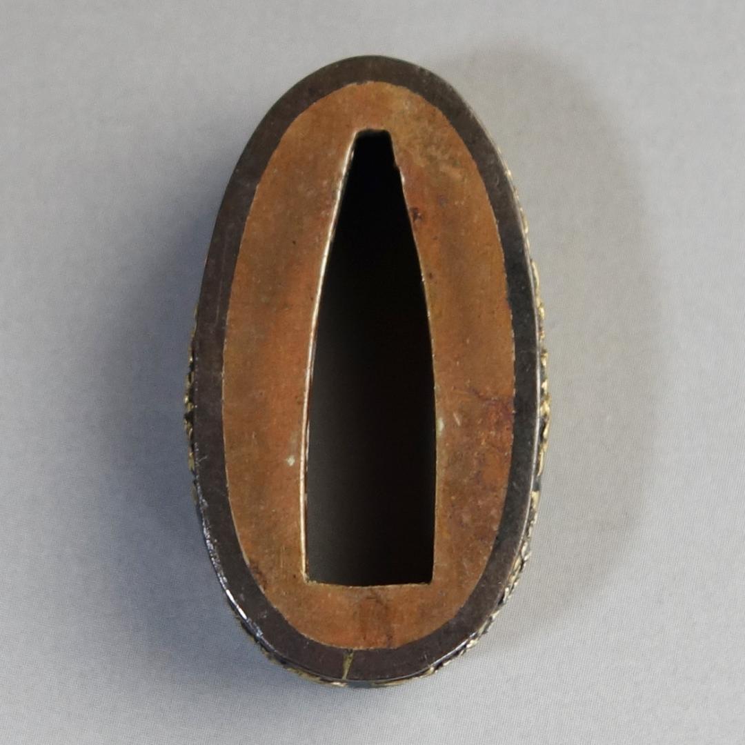 【桜花図縁頭 赤銅魚子地 金銀色絵】 刀装具 縁頭 鍔 鐔 日本刀 武具 骨董