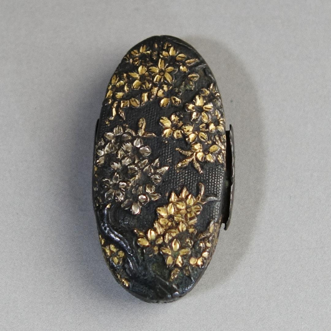 【桜花図縁頭 赤銅魚子地 金銀色絵】 刀装具 縁頭 鍔 鐔 日本刀 武具 骨董